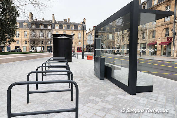 Bordeaux arceaux à vélos et abribus de la place Gambetta | Photo Bernard Tocheport