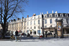 Bordeaux colonne Morris et façades de la place Gambetta | Photo Bernard Tocheport
