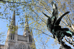 Bordeaux la Statue Gloria Victis prenant son envol vers la cathédrale Saint André | Photo Bernard Tocheport