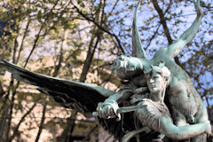 Bordeaux face à la cathédrale la Statue Gloria Victis | Photo Bernard Tocheport