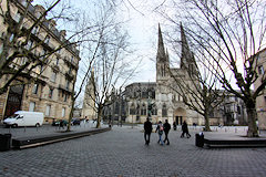 Bordeaux les pavés et les bancs de la place Jean Moulin | Photo 33-bordeaux.com