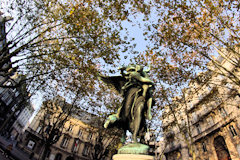 Bordeaux la statue Gloria Victis au centre de la place Jean Moulin | Photo 33-bordeaux.com