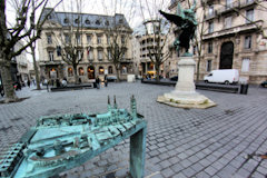 Bordeaux la place Jean Moulin, plan relief et Gloria Victis | Photo Bernard Tocheport