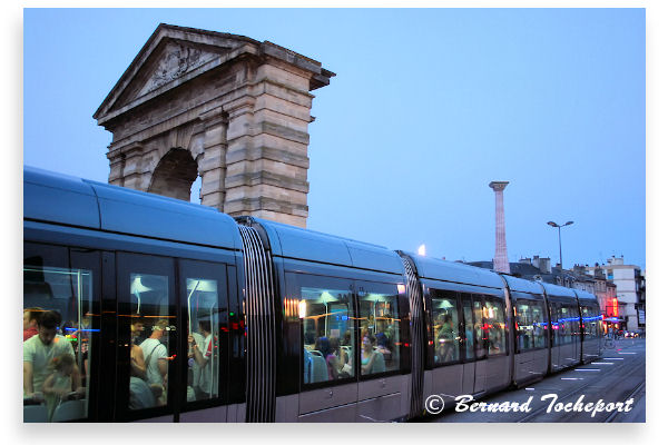 Bordeaux tram éclairé place de la victoire devant la porte d'Aquitaine | Photo Bernard Tocheport