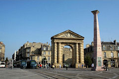 Bordeaux porte d'Aquitaine, colonne Theimer et trams place de la victoire | Photo Bernard Tocheport