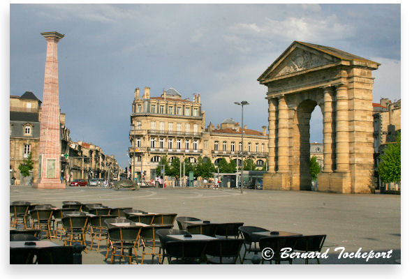 Bordeaux terrasses, porte d'Aquitaine et colonne Theimer | Photo Bernard Tocheport