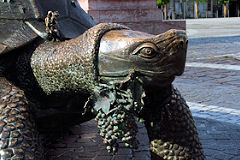 Bordeaux tortue d'Yvan Theimer et grappe de raisin place de la Victoire | Photo Bernard Tocheport