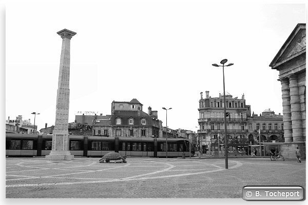 Bordeaux tram passant place de la Victoire derrière la colonne et les tortues | Photo Bernard Tocheport