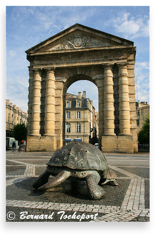 Bordeaux tortue et porte d'Aquitaine face à la rue Sainte Catherine | Photo Bernard Tocheport