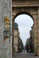 Bordeaux personnage de la colonne Theimer place de la Victoire face à la porte d'Aquitaine | Photo Bernard Tocheport