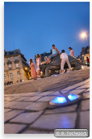 Bordeaux éclairage au sol et ambiance jeu place de la Victoire | Photo Bernard Tocheport