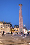 vision nocture de la place de la Victoire à Bordeaux