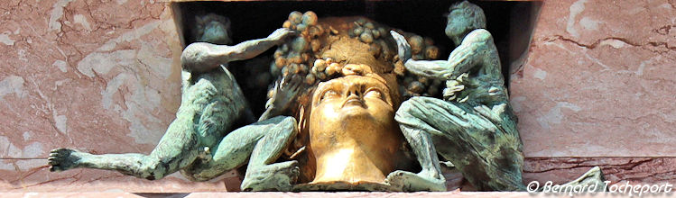 Sommet de la colonne Ivan Theimer place de la Victoire | Photo Bernard Tocheport