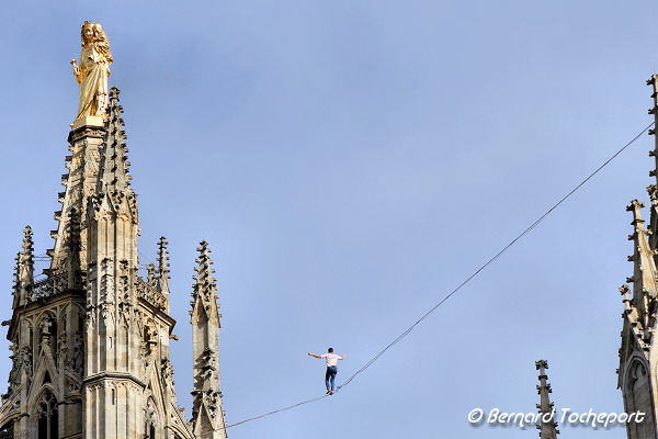 Funambule Nathan Paulin entre cathédrale et tour Pey Berland | Photo Bernard Tocheport 