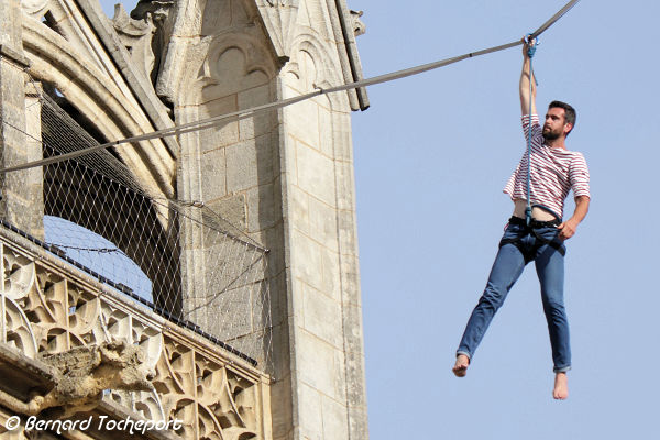 Nathan Paulin dans le vide accroché à sa sangle tour Pey Berland | Photo Bernard Tocheport 