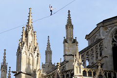 Nathan Paulin évoluant au dessus de la cathédrale Saint André | Photo Bernard Tocheport 