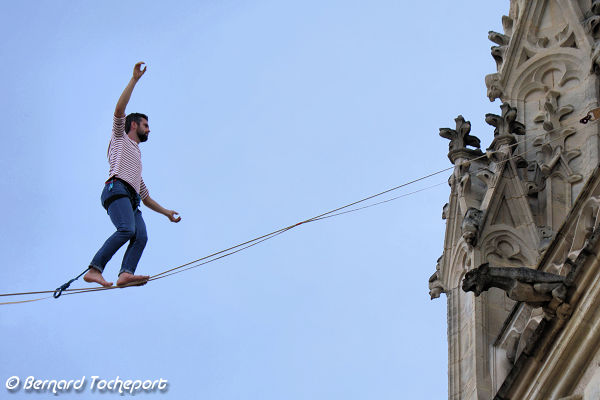 Funambule Nathan Paulin proche du but : la cathédrale Saint André  | Photo Bernard Tocheport 