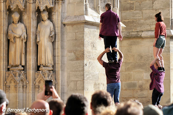 Spectacle les traceurs devant la cathédrale saint André | Photo Bernard Tocheport 