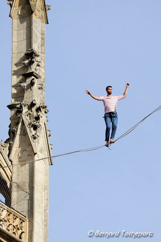 Au dessus du vide le funambule Nathan Paulin | Photo Bernard Tocheport 