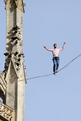 Au dessus du vide le funambule Nathan Paulin | Photo Bernard Tocheport 