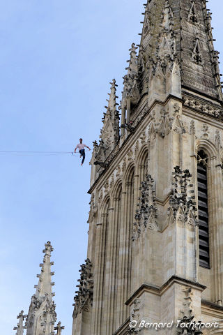 Nathan Paulin assis sur sa sangle au dessus de la cathédrale | Photo Bernard Tocheport 