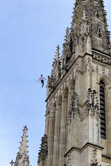 Nathan Paulin assis sur sa sangle au dessus de la cathédrale | Photo Bernard Tocheport 