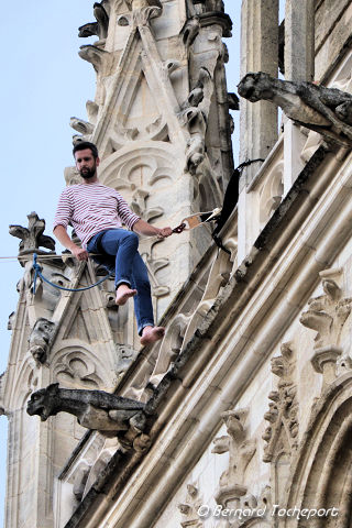 Funambule Nathan Paulin au niveau des gargouilles de la cathédrale | Photo Bernard Tocheport 