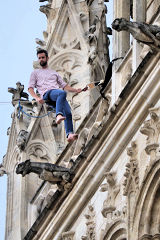 Funambule Nathan Paulin au niveau des gargouilles de la cathédrale | Photo Bernard Tocheport 