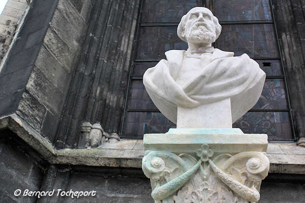 Bordeaux buste Léo Drouyn devant la cathédrale | Photo Bernard Tocheport 