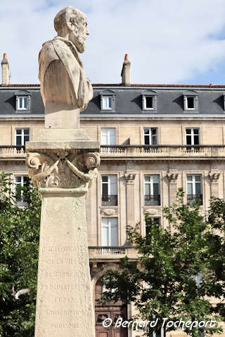 Bordeaux buste de Léo Drouyn devant immeuble place Pey Berland | Photo Bernard Tocheport 