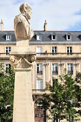 Bordeaux buste de Léo Drouyn devant immeuble place Pey Berland | Photo Bernard Tocheport 