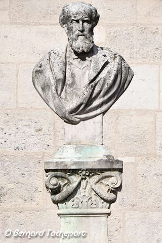 Bordeaux buste de Léo Drouyn devant la pierre blonde de la cathédrale | Photo Bernard Tocheport 