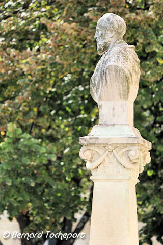 Bordeaux buste de Léo Drouyn sur fond de feuillages | Photo Bernard Tocheport 