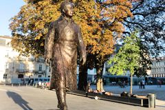 Bordeaux statue en pied de Jacques Chaban Delmas place Pey Berland | Photo Bernard Tocheport