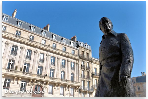 Bordeaux façades Pey Berland et statue Chaban Delmas | Photo Bernard Tocheport