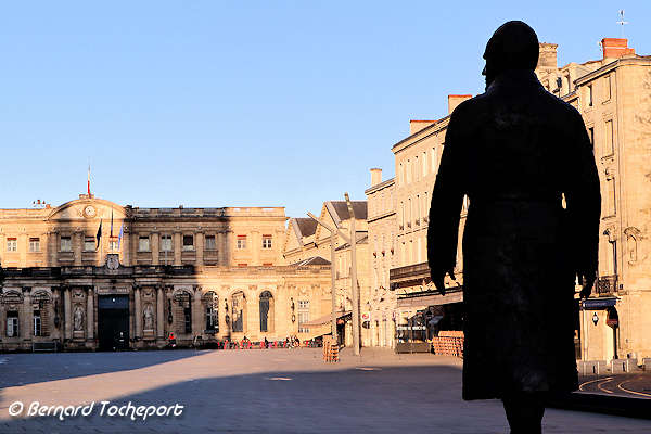 Bordeaux l'ombre de la statue de Chaban Delmas face à la mairie | Photo Bernard Tocheport