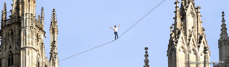 Entre la tour Pey Berland et la cathédrale le funambule Nathan Paulin | Photo Bernard Tocheport