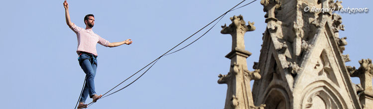 Nathan Paulin champion de slackline au dessus de la cathédrale | Photo Bernard Tocheport