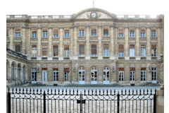 Bordeaux façade et cour de la mairie place Pey Berland | Photo 33-bordeaux.com