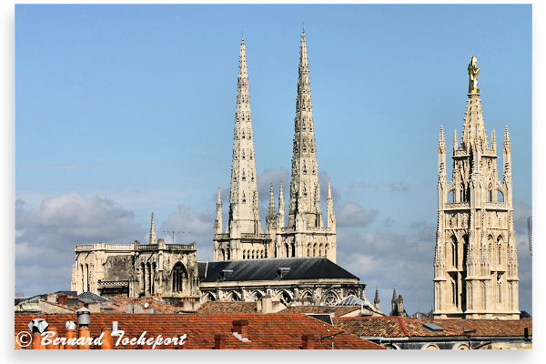 Bordeaux la tour Pey Berland et la cathédrale depuis les toits | Photo 33-bordeaux.com 