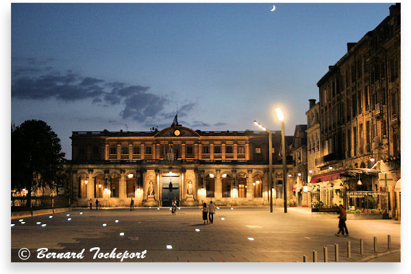 Bordeaux éclairage de la place Pey Berland et de la mairie | Photo 33-bordeaux.com 