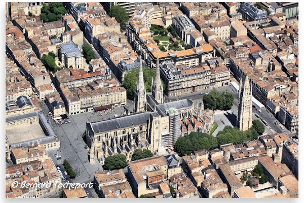 Bordeaux vue aérienne de la place Pey Berland et de la cathédrale | Photo Bernard Tocheport