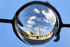 Bordeaux vue de la cathédrale au travers d'une boule de verre | Photo Bernard Tocheport