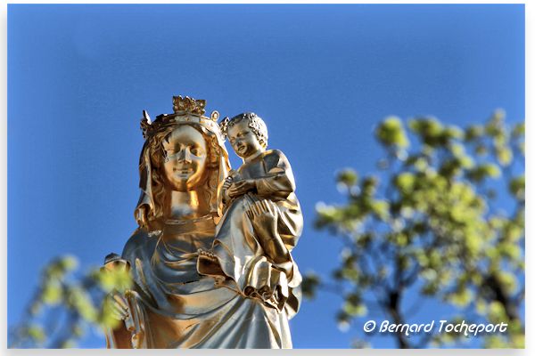 Bordeaux vue détaillée de Notre Dame d'Aquitaine et l'enfant au sommet de la tour Pey Berland | Photo Bernard Tocheport