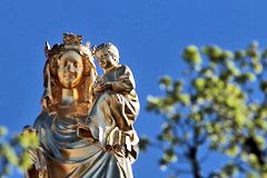 Bordeaux vue détaillée de Notre Dame d'Aquitaine et l'enfant au sommet de la tour Pey Berland | Photo Bernard Tocheport