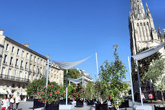 Bordeaux ombrière de la place Pey Berland et la cathédrale | Photo Bernard Tocheport 