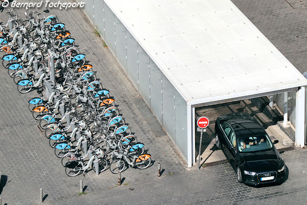 Bordeaux place Pey Berland stations de vélos V3 et sortie du parking | Photo Bernard Tocheport 