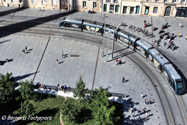 Bordeaux ilot vert de la place Pey Berland et circulation du tram  | Photo Bernard Tocheport 