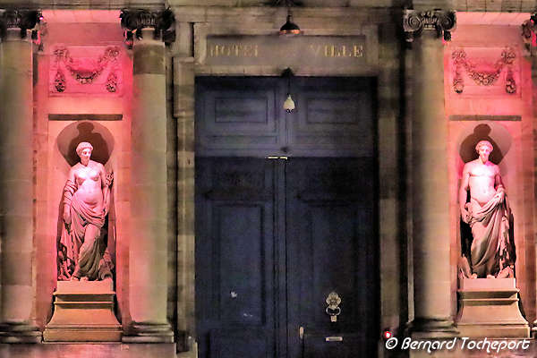 Bordeaux place Pey Berland  entrée mairie avec éclairage octobre rose| Photo Bernard Tocheport 