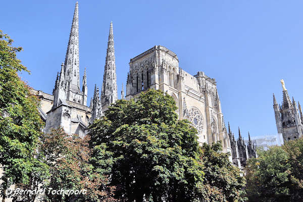 Bordeaux place Pey Berland cathédrale et tour | Photo Bernard Tocheport 